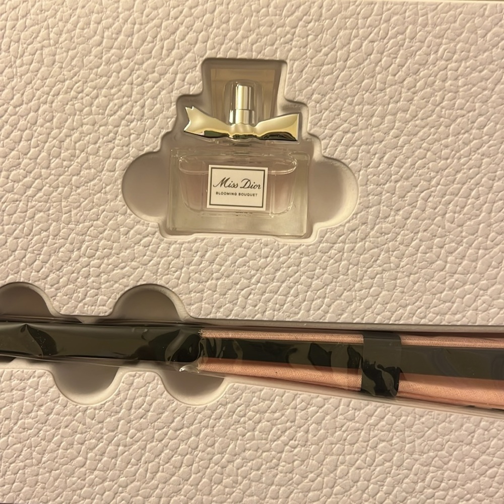 Brand New DIOR Miss Dior Fan - Picture 7 of 16